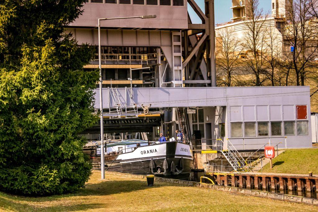 Schiff im Schiffshebewerk Niederfinow