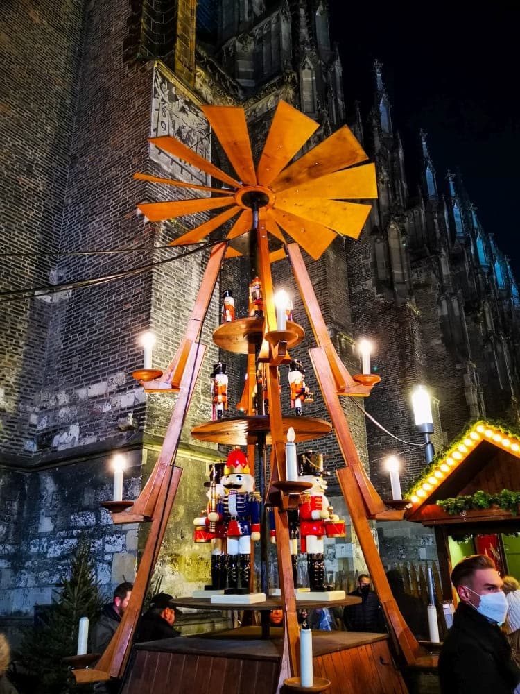 Schneeballen auf dem Weihnachtsmarkt in Ulm