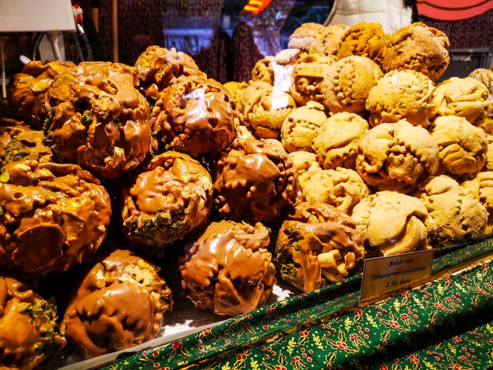 Schneeballen auf dem Weihnachtsmarkt in Ulm