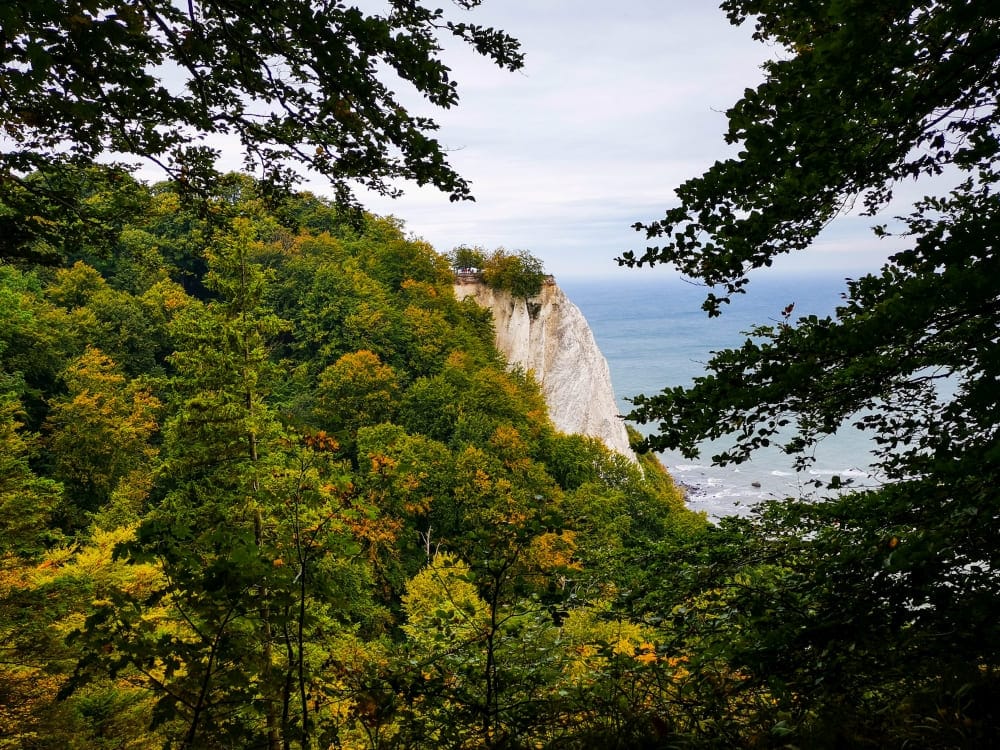 Der Hochuferweg mit Blick auf den Königsstuhl