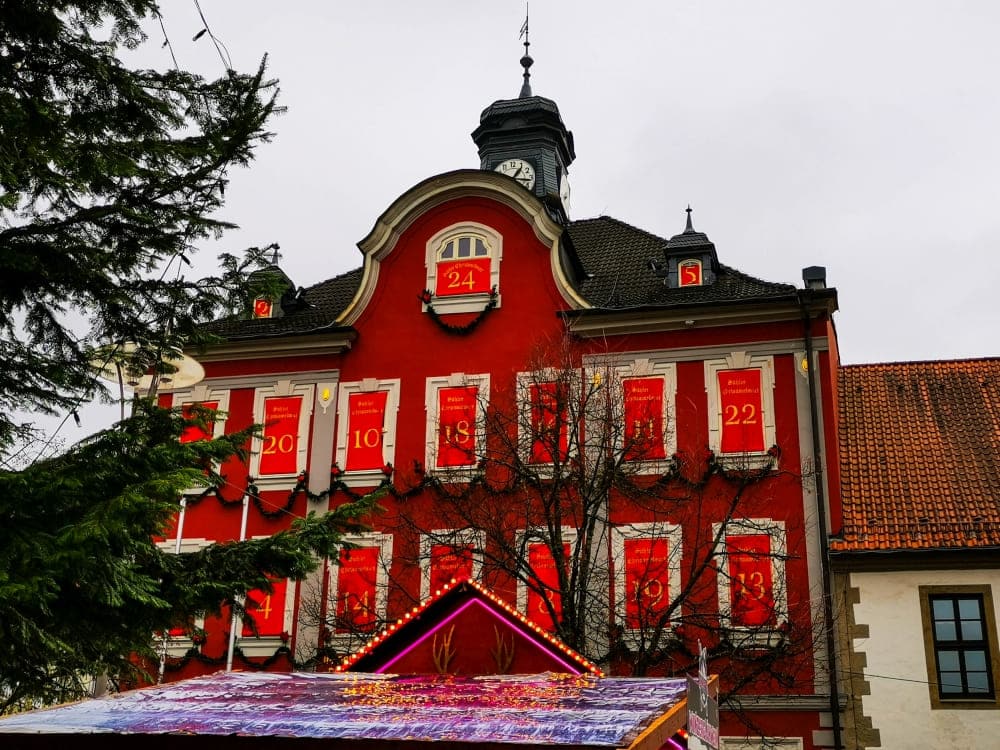 Das Suhler Rathaus als Adventskalender