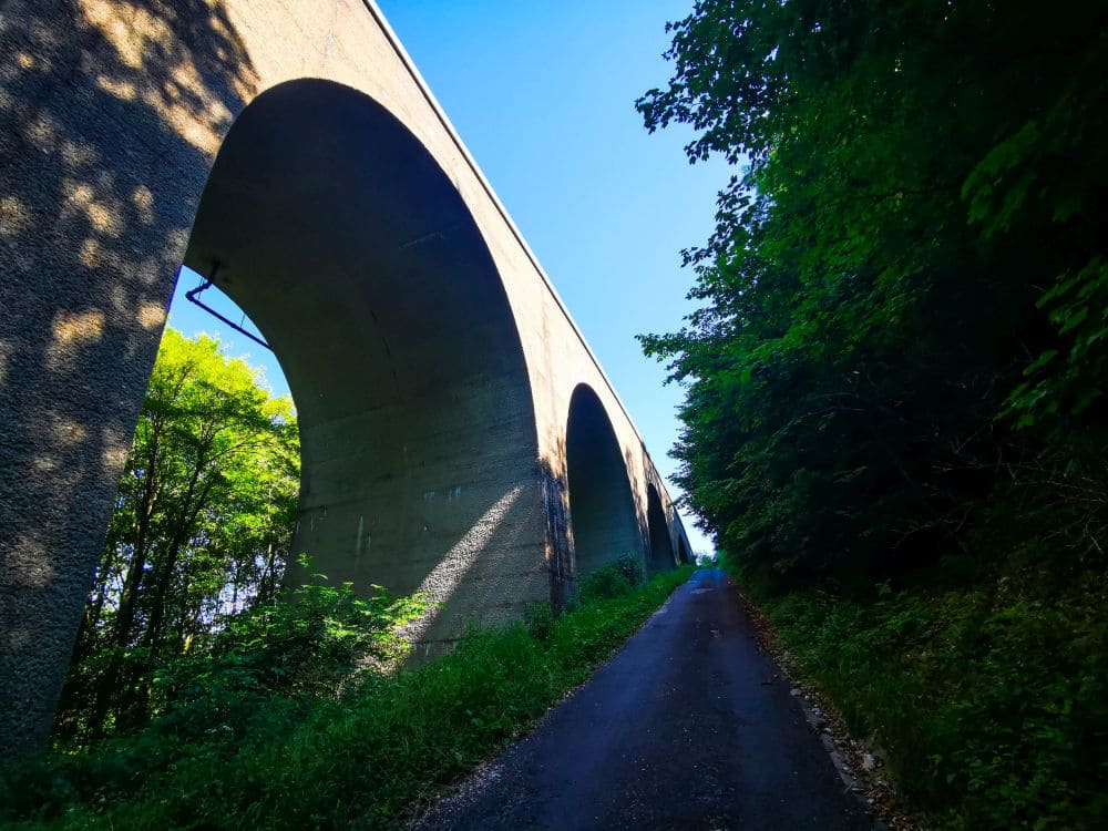 Von der Felsformation Steinernes Weib hinab ins Tal