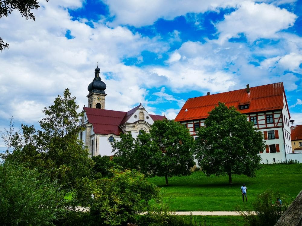 Der Groggensee der Spetsche Hof und die Herz-Jesu-Kirche in Ehingen