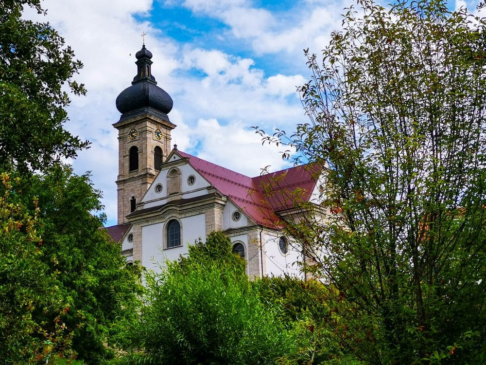 Der Groggensee der Spetsche Hof und die Herz-Jesu-Kirche in Ehingen