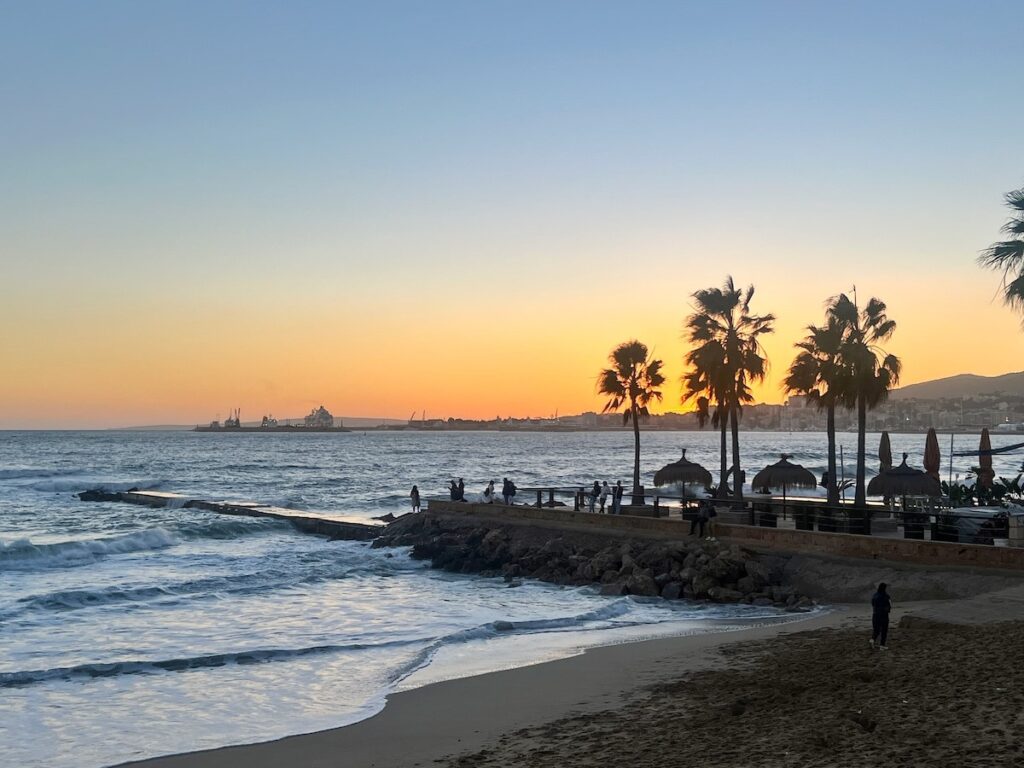 Sonnenuntergang am Stadtstrand von Palma de Mallorca im Dezember