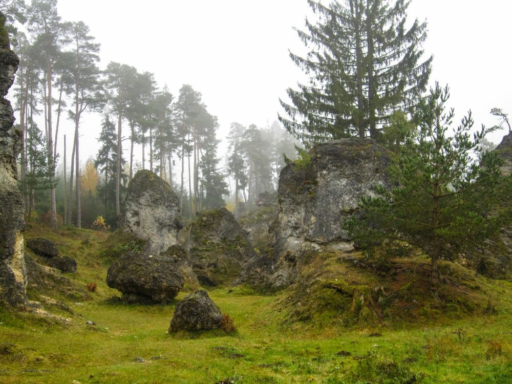 Mystik und Stille im Nebel im Felsenmeer im Wental