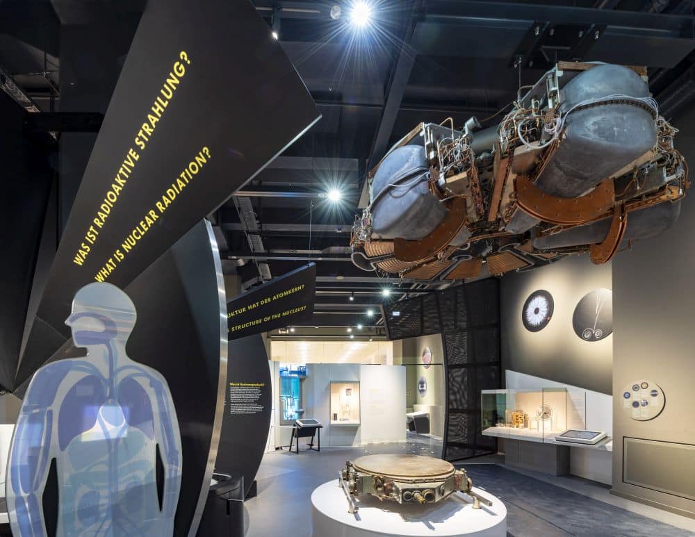 Die Museumsausstellung über nukleare Strahlung fesselt die Besucher mit ihrer hellen Beleuchtung und den interaktiven Abschnitten. Zu den Highlights zählen Informationstafeln, eine transparente menschliche Figur mit beleuchteten Organen und mechanische Geräte über der Decke. Diese lehrreiche Reise erkundet auch bemerkenswerte Ereignisse in der deutschen Atomgeschichte.