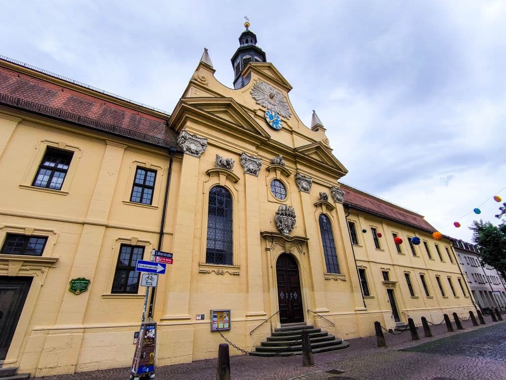 Ein Gebäude in Fulda mit einer Uhr auf dem Dach.