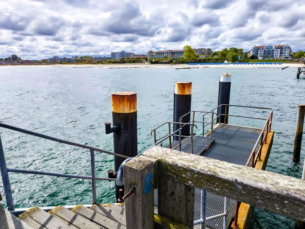 Ein Steg mit Reling über der beschaulichen Ostsee lädt zu einer ruhigen Auszeit am Wasser in Kühlungsborn ein.