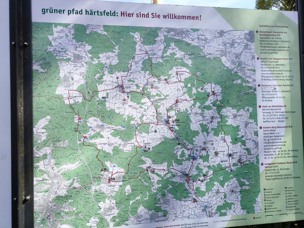 Die Wanderkarte mit dem Titel grüner pfad härtsfeld: Hier sind Sie willkommen! zeigt markierte Wanderrouten durch Wälder und Dörfer in der Nähe von Neresheim, einschließlich der Klosterstadt, mit Routennummern und einer Legende, die Sehenswürdigkeiten und Dienstleistungen in deutscher Sprache erklärt.