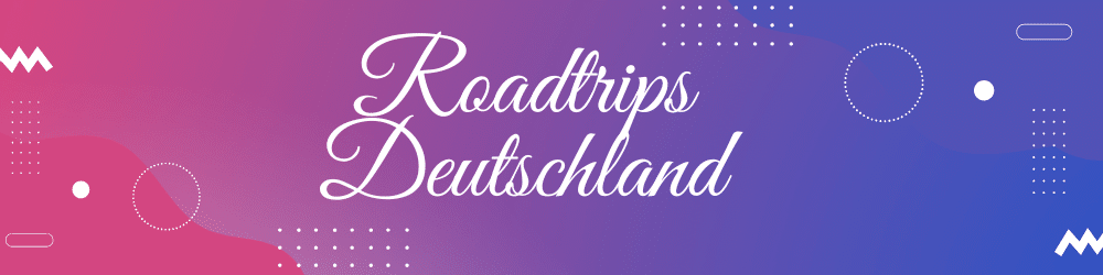 Farbverlaufshintergrund von Pink nach Blau mit dem Text „Roadtrips Deutschland“ in weißer Schreibschrift. Um den Text herum sind verschiedene abstrakte Formen und gepunktete Linien verstreut.